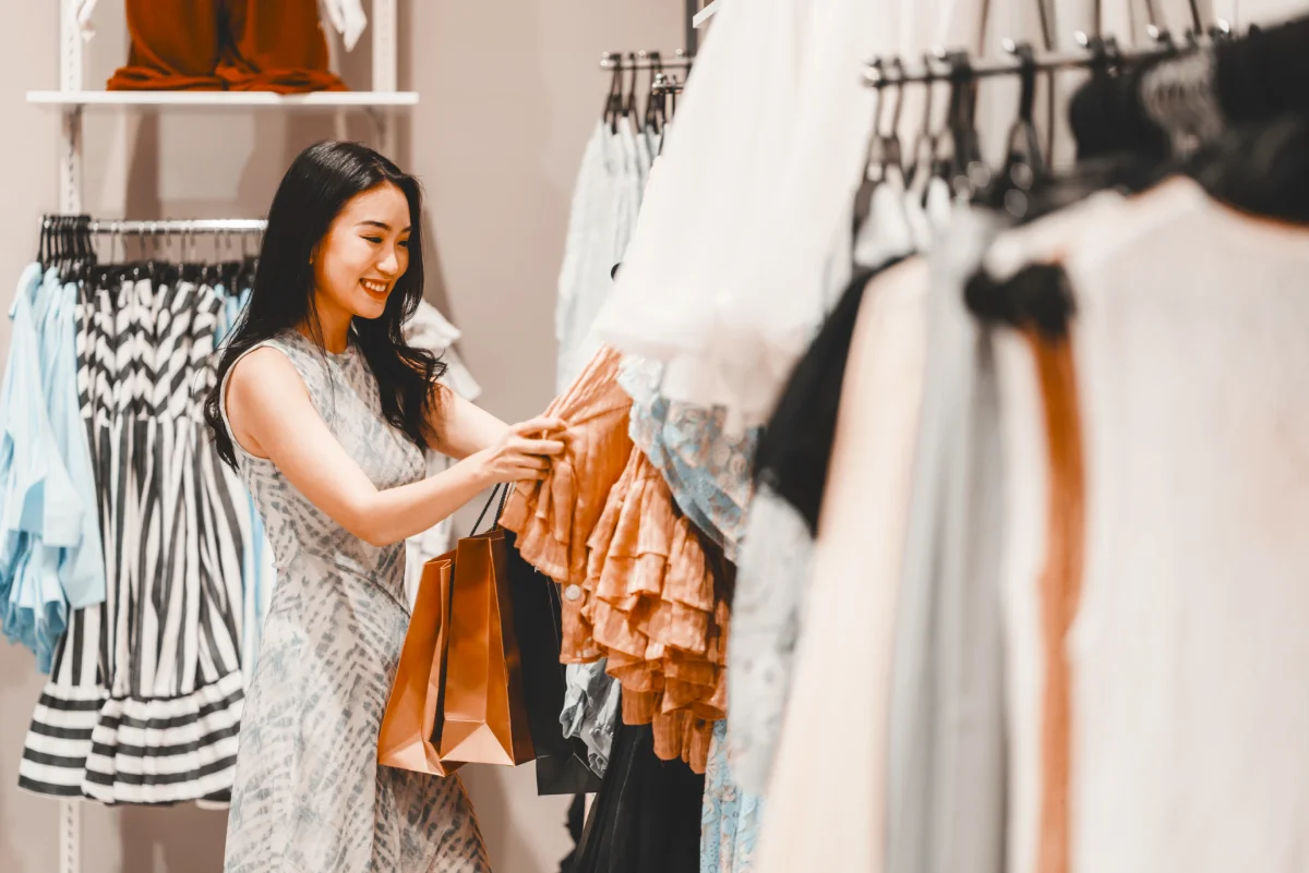HiMaintenance-InArt-Shopping-Girl.webp