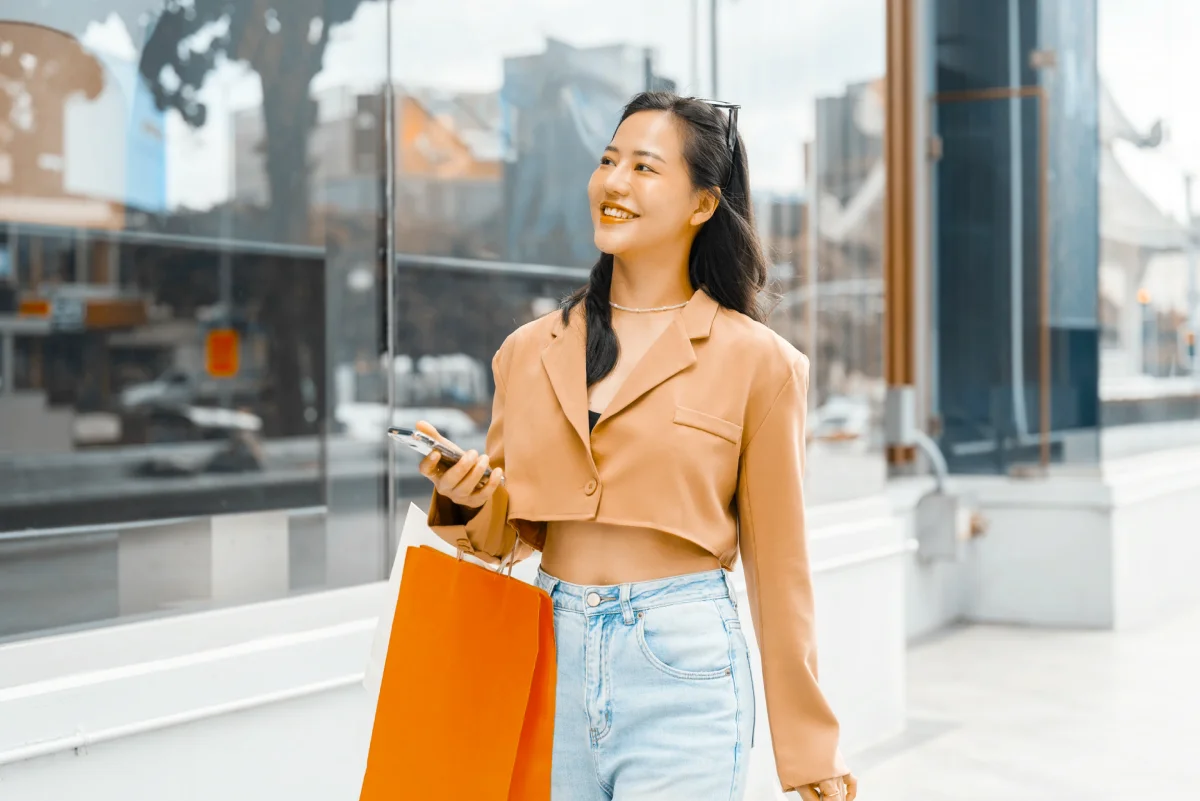 HiMain-InArt-ShoppingBagGirl.webp