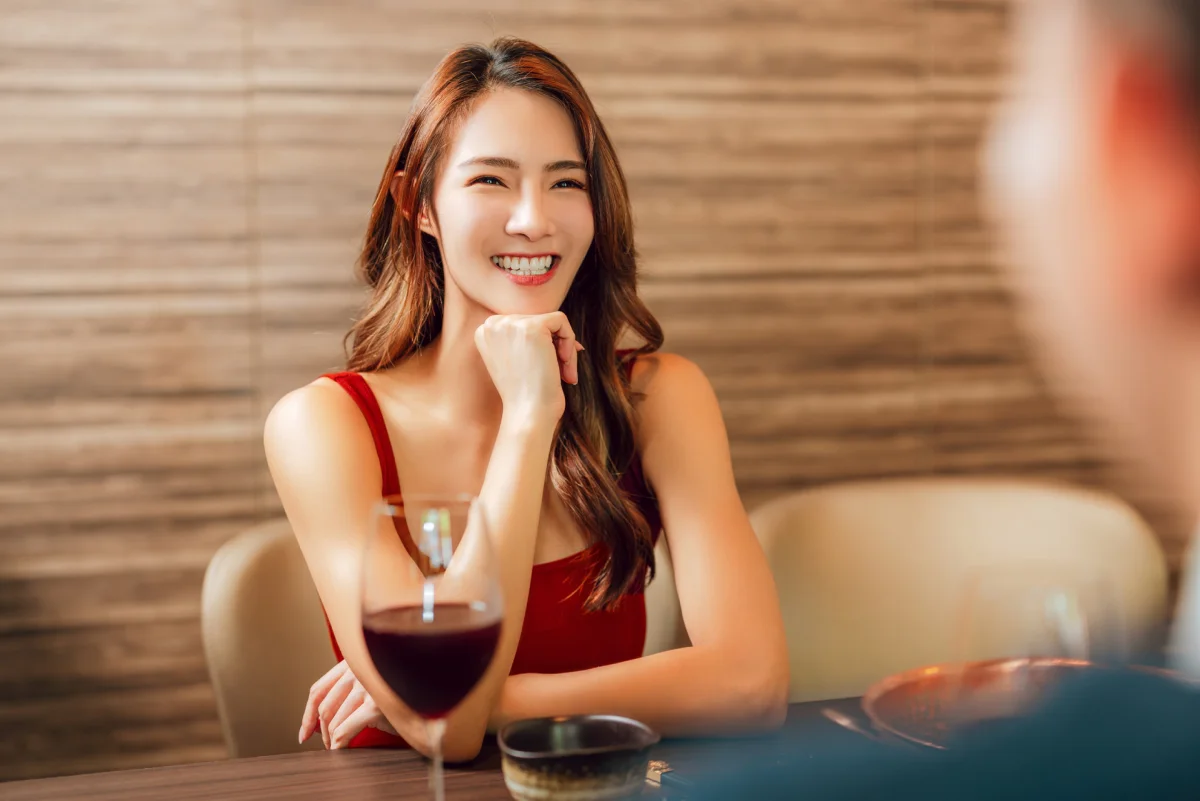 HiMain-InArt-GirlAtDinner.webp